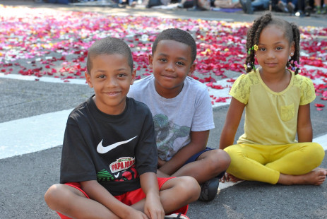 kids on the rose petal strewn path at Cave Hill Cemetery entrance for Muhammad Ali