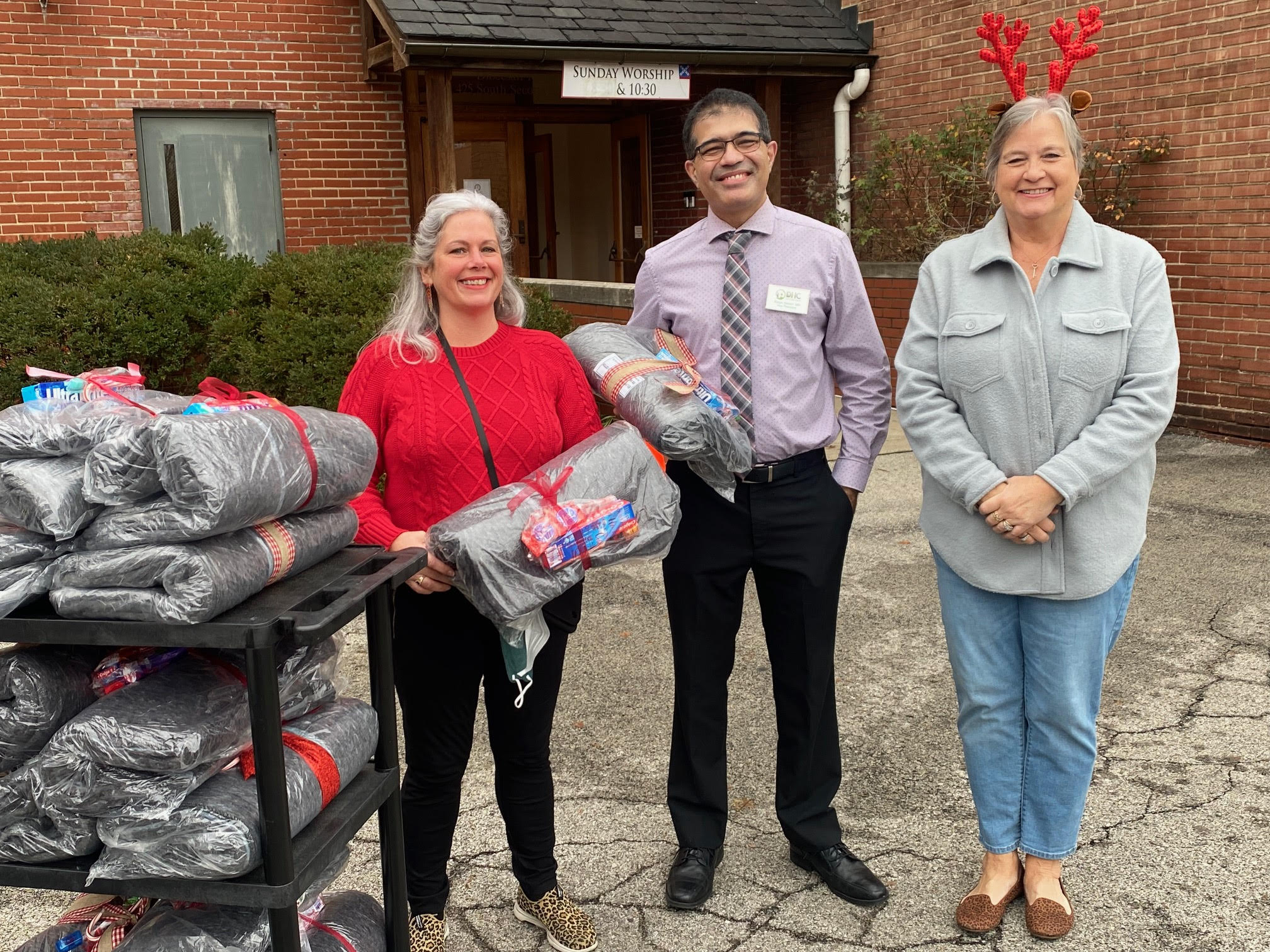 MAC Delivers Blankets to Local Shelters